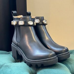 NWOT STEVE MADDEN Boots with Rhinestones (6.5)